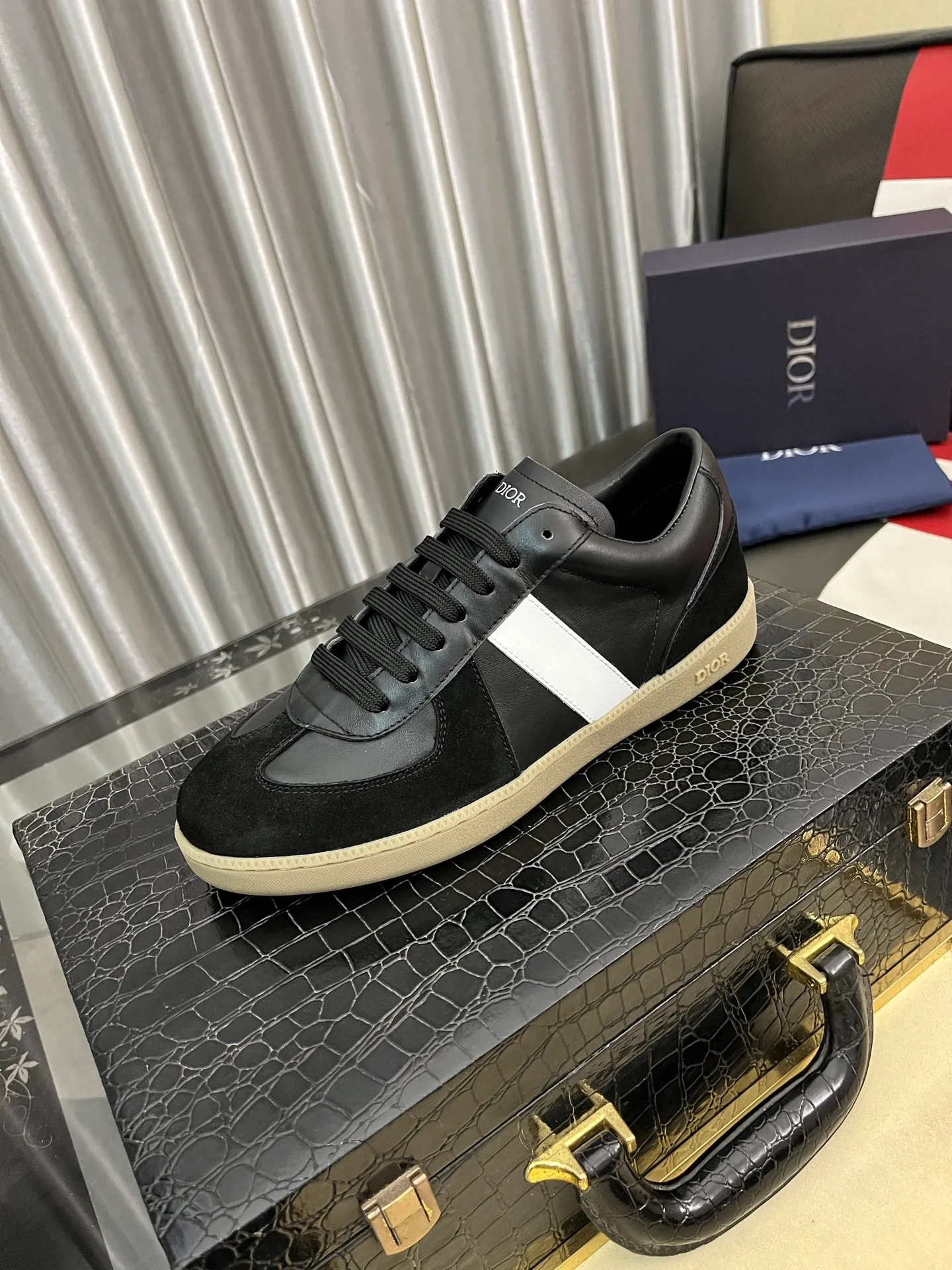 Men's shoes💰380⌚️⌚️[Dior] Dior's new men's genuine leather casual shoes, the highest version on the market, any comparison is welcome🆚! The original leather has excellent texture and is super high-end! Fetal sheep net lining imported from Italy, removable pad! Luxurious materials and fine workmanship, highly recommended! Code number: 38-44